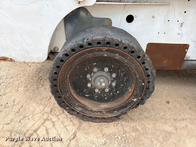 image for item FB8222 2004 Bobcat S220 skid steer loader