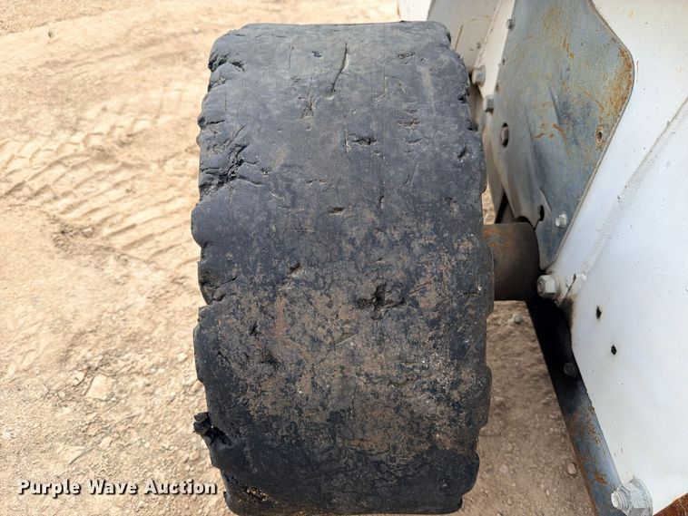 image for item FB8222 2004 Bobcat S220 skid steer loader