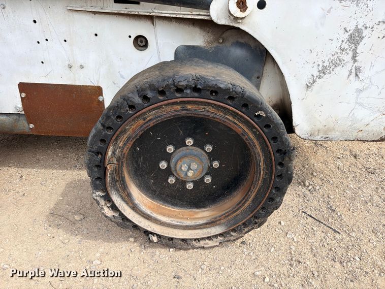 image for item FB8222 2004 Bobcat S220 skid steer loader