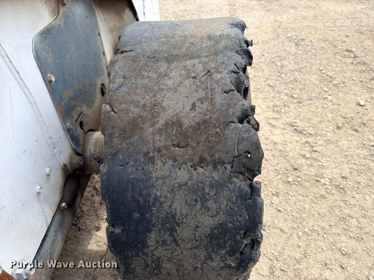 image for item FB8222 2004 Bobcat S220 skid steer loader