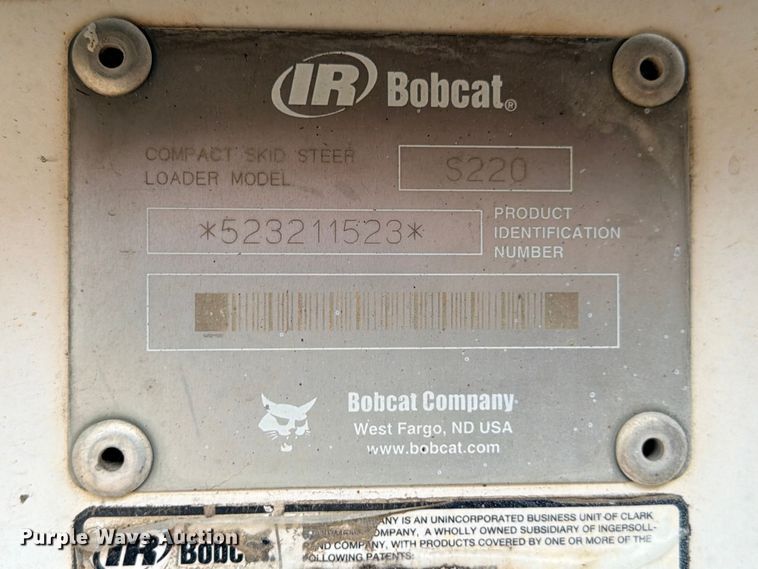 image for item FB8222 2004 Bobcat S220 skid steer loader