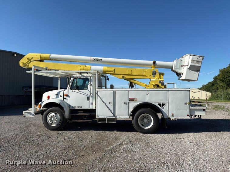 image for item FC3246 1995 International 4700 bucket truck