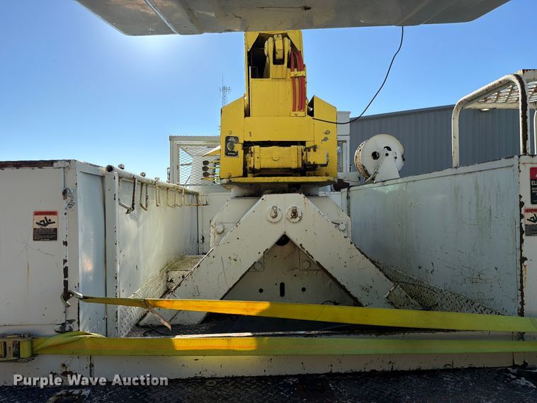 image for item FC3246 1995 International 4700 bucket truck