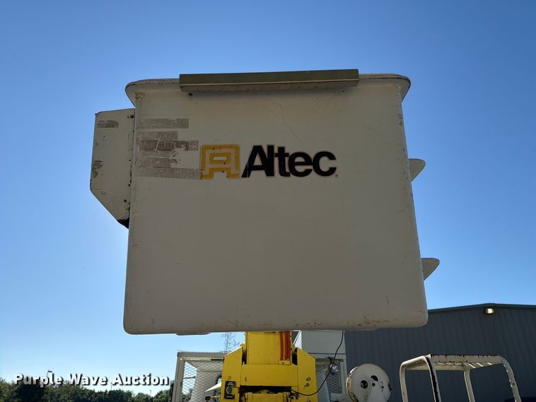 image for item FC3246 1995 International 4700 bucket truck