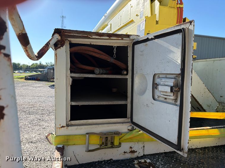 image for item FC3246 1995 International 4700 bucket truck
