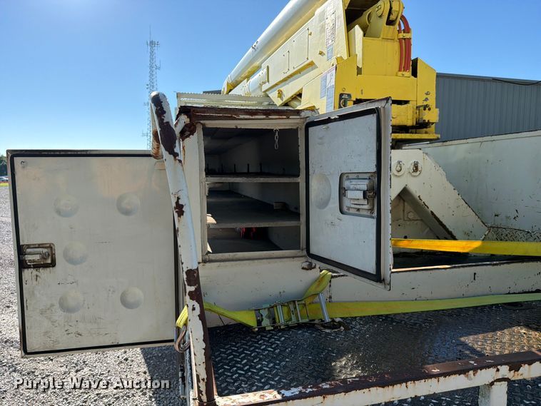 image for item FC3246 1995 International 4700 bucket truck