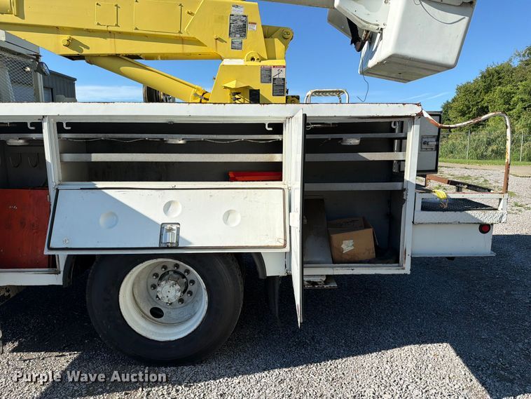 image for item FC3246 1995 International 4700 bucket truck