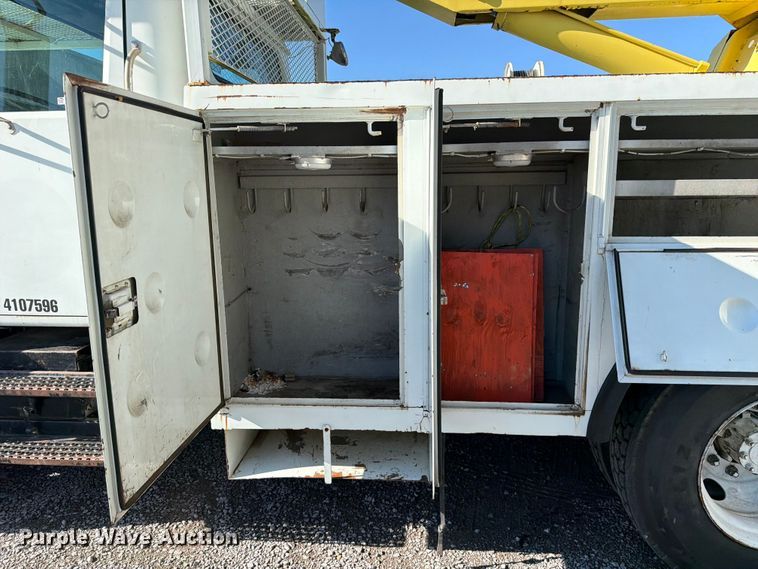 image for item FC3246 1995 International 4700 bucket truck