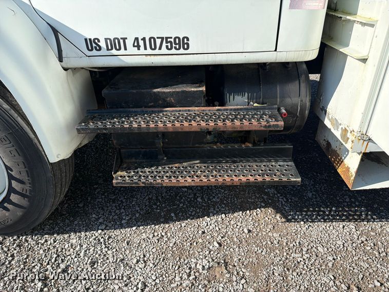 image for item FC3246 1995 International 4700 bucket truck