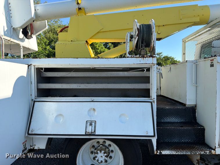 image for item FC3246 1995 International 4700 bucket truck