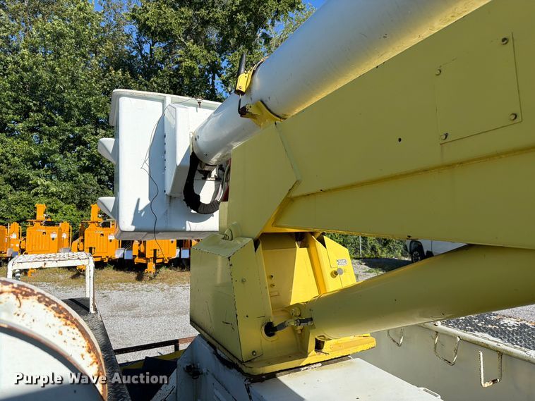 image for item FC3246 1995 International 4700 bucket truck