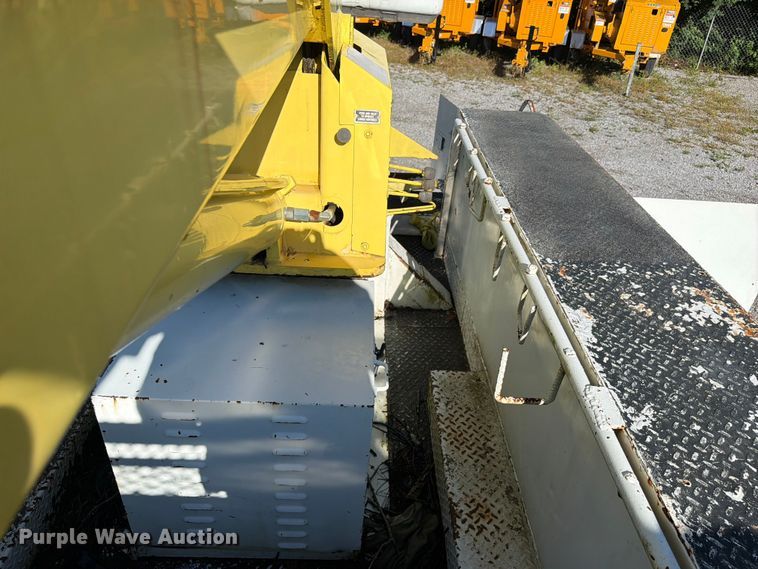 image for item FC3246 1995 International 4700 bucket truck