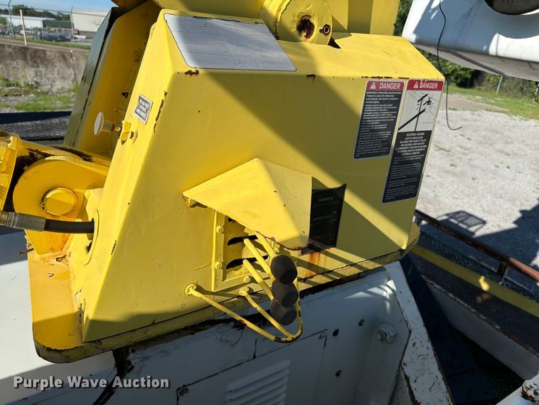 image for item FC3246 1995 International 4700 bucket truck