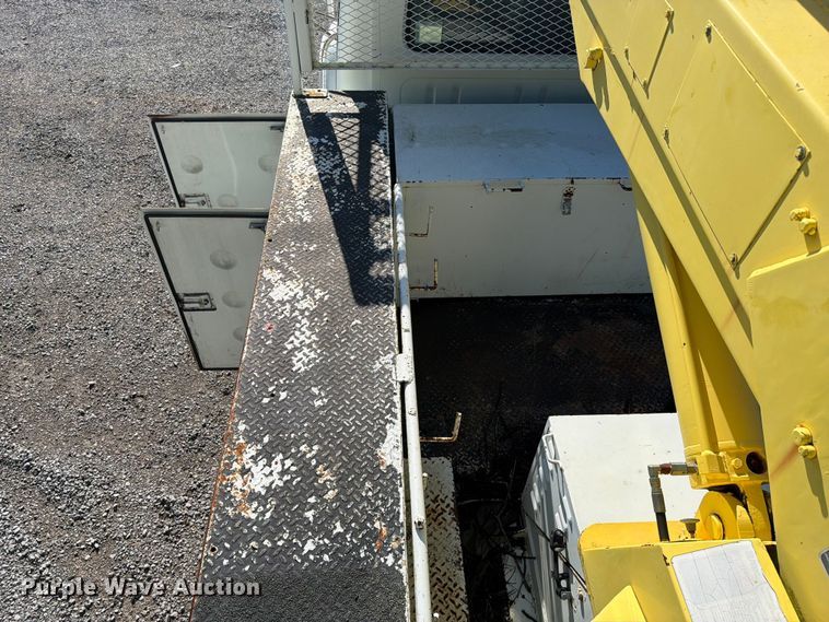 image for item FC3246 1995 International 4700 bucket truck