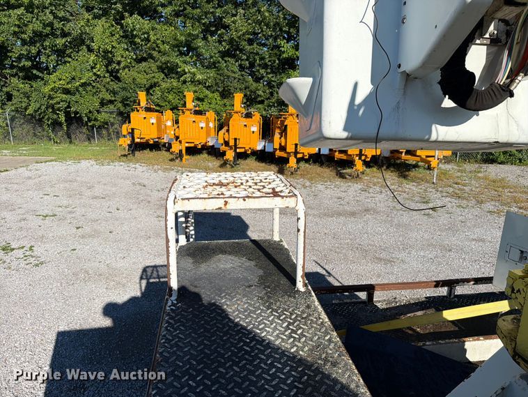 image for item FC3246 1995 International 4700 bucket truck