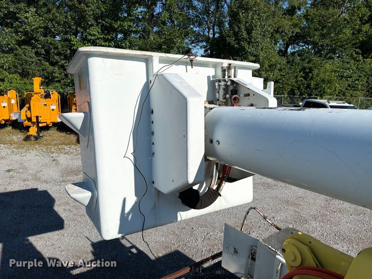 image for item FC3246 1995 International 4700 bucket truck