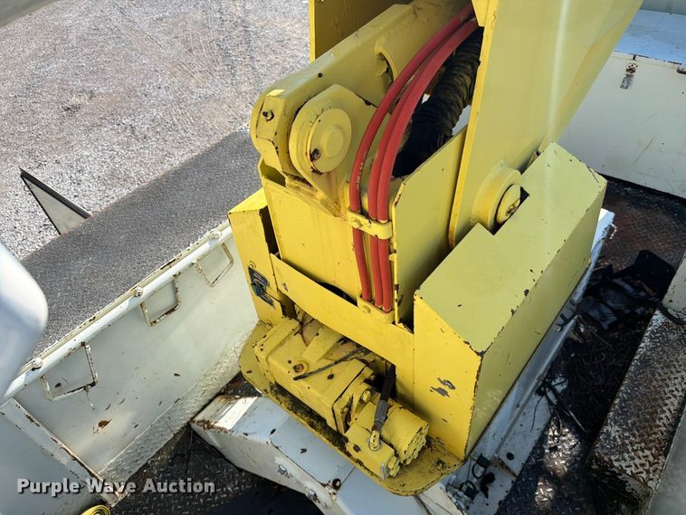 image for item FC3246 1995 International 4700 bucket truck