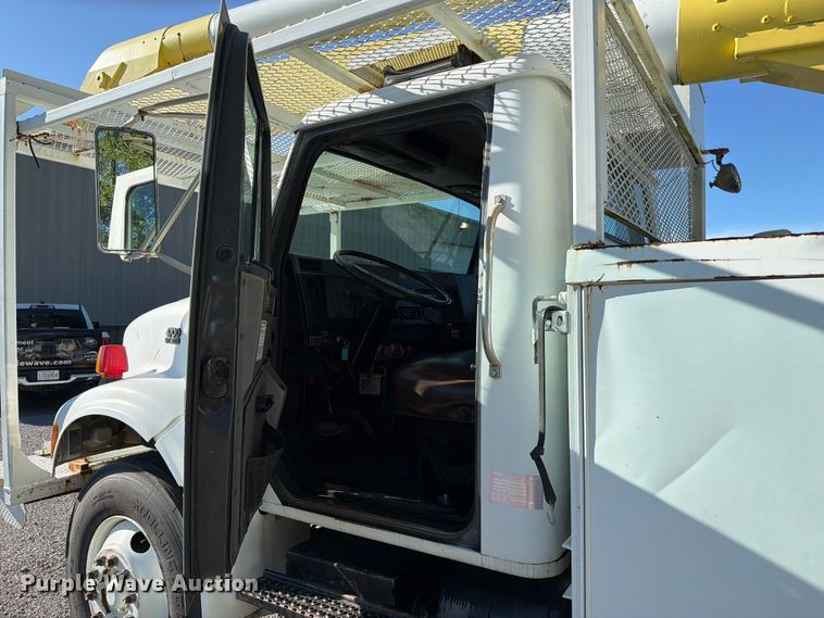 image for item FC3246 1995 International 4700 bucket truck
