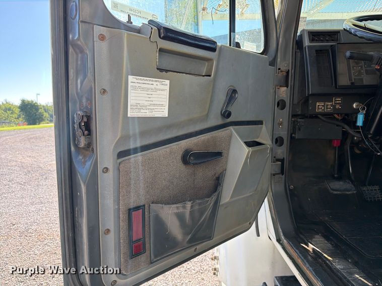 image for item FC3246 1995 International 4700 bucket truck