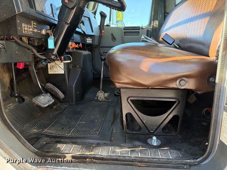 image for item FC3246 1995 International 4700 bucket truck