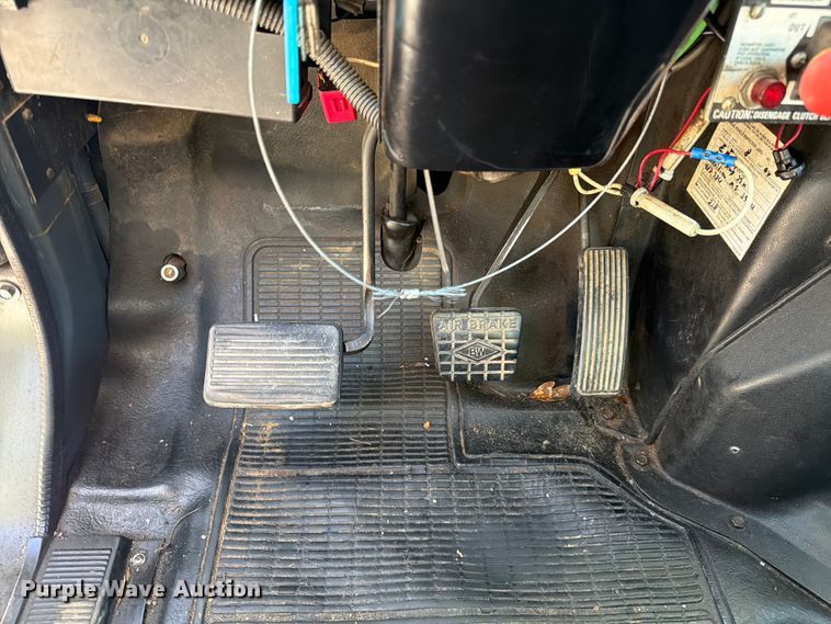 image for item FC3246 1995 International 4700 bucket truck