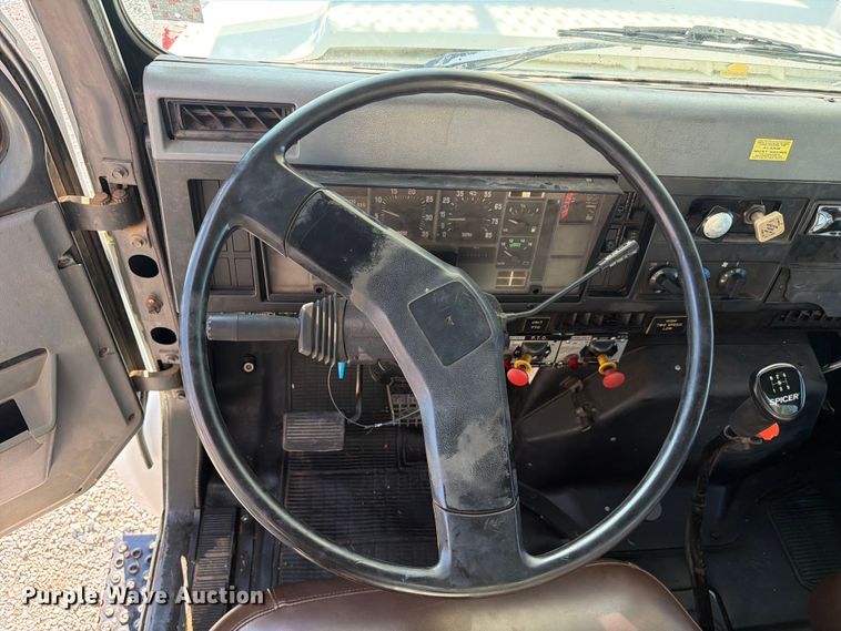 image for item FC3246 1995 International 4700 bucket truck