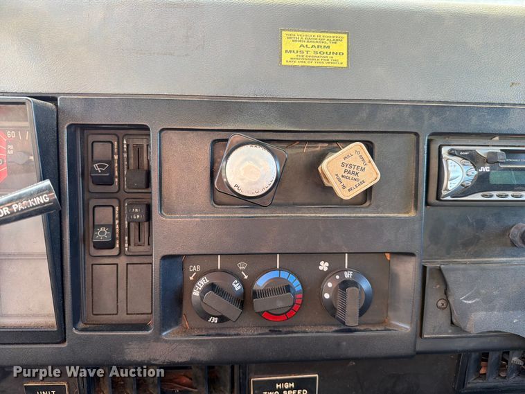 image for item FC3246 1995 International 4700 bucket truck