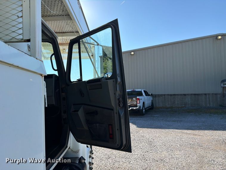 image for item FC3246 1995 International 4700 bucket truck