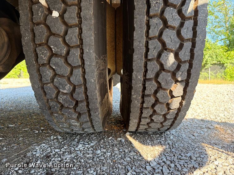 image for item FC3246 1995 International 4700 bucket truck