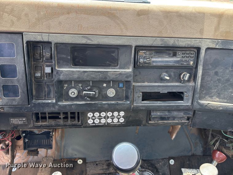 image for item FG0529 1990 International 4600 dump truck
