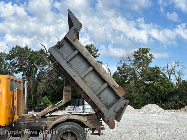 image for item FG0533 1992 International 4900 dump truck