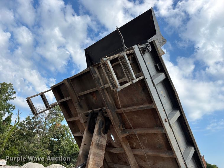 image for item FG0533 1992 International 4900 dump truck