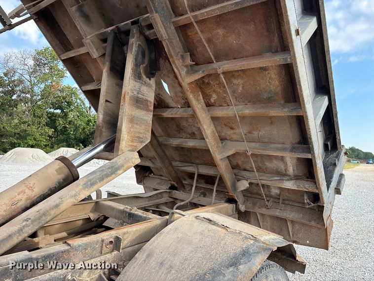 image for item FG0533 1992 International 4900 dump truck