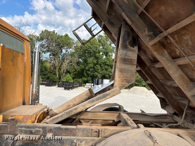 image for item FG0533 1992 International 4900 dump truck