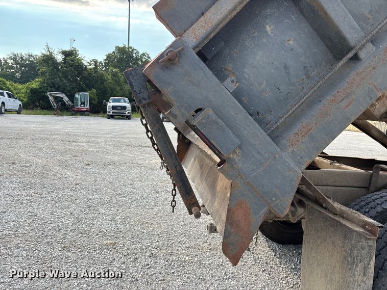 image for item FG0533 1992 International 4900 dump truck