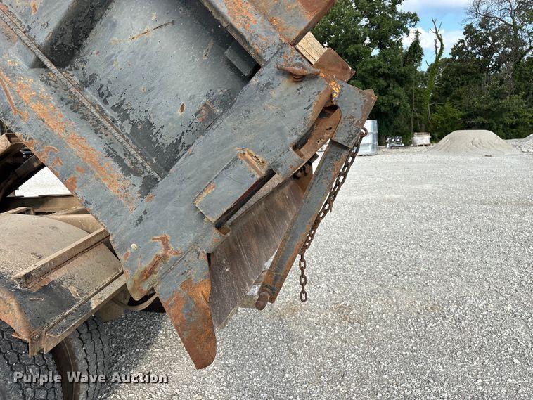 image for item FG0533 1992 International 4900 dump truck