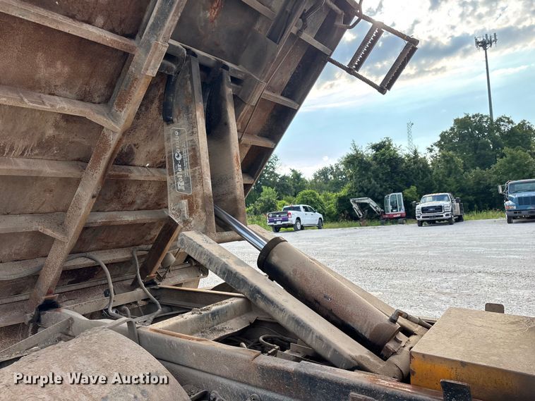 image for item FG0533 1992 International 4900 dump truck