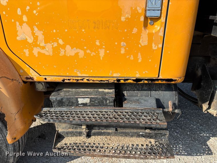 image for item FG0533 1992 International 4900 dump truck