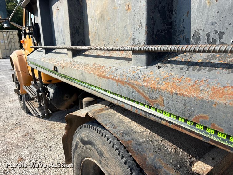 image for item FG0533 1992 International 4900 dump truck