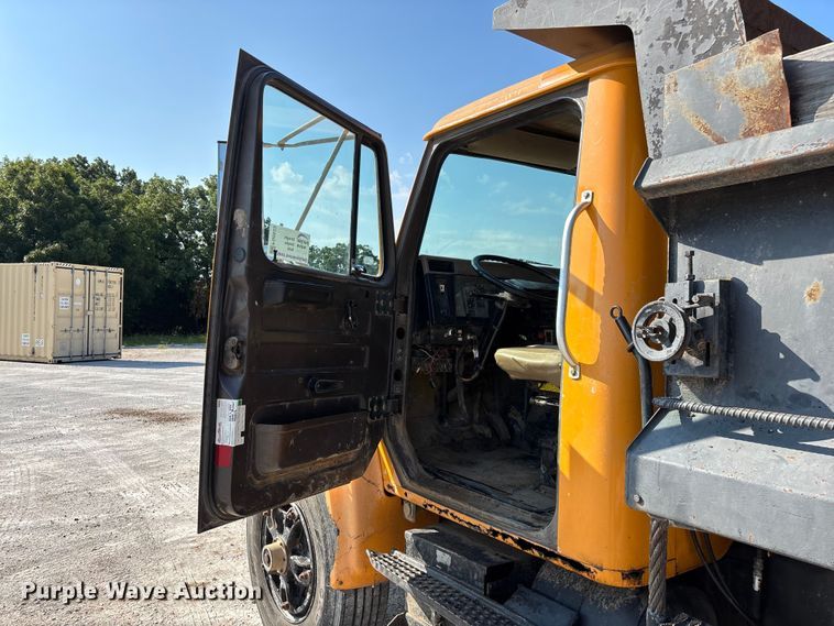 image for item FG0533 1992 International 4900 dump truck
