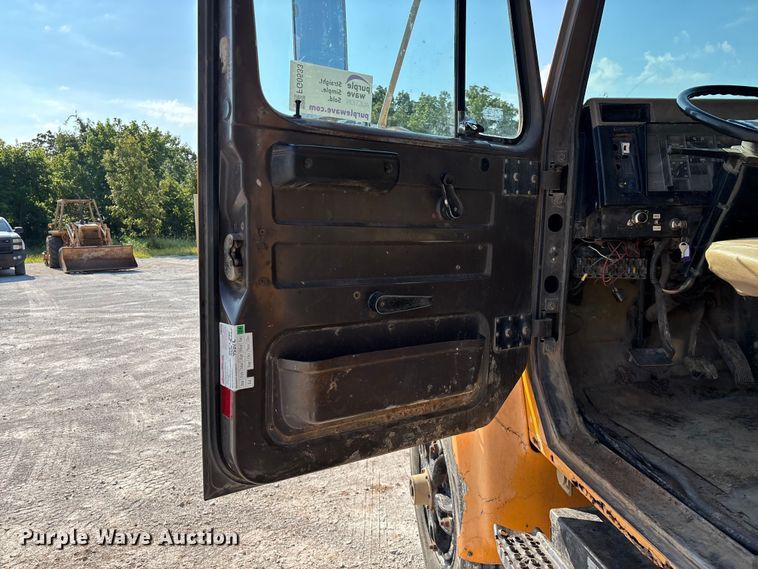 image for item FG0533 1992 International 4900 dump truck