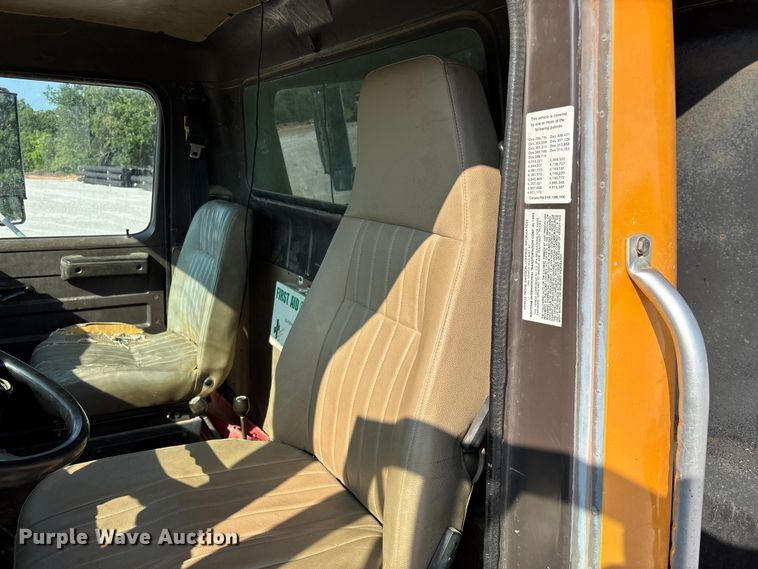 image for item FG0533 1992 International 4900 dump truck