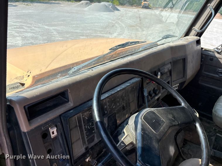 image for item FG0533 1992 International 4900 dump truck