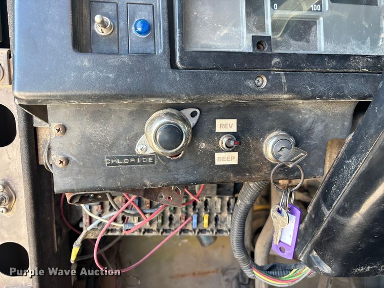 image for item FG0533 1992 International 4900 dump truck