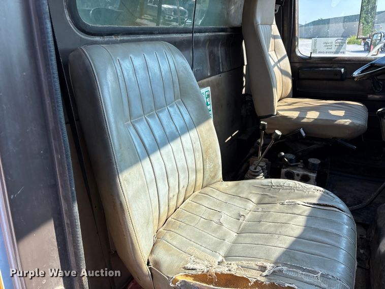 image for item FG0533 1992 International 4900 dump truck