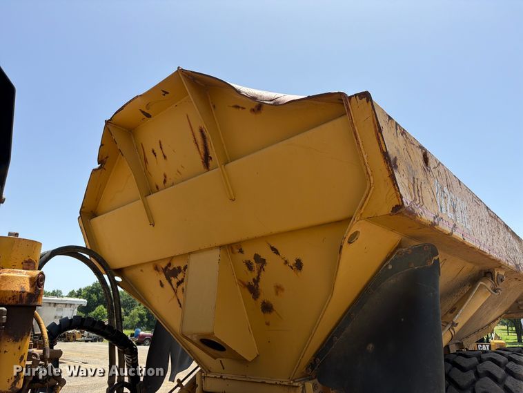 image for item FI0261 2000 Caterpillar D250E Series II articulated haul truck