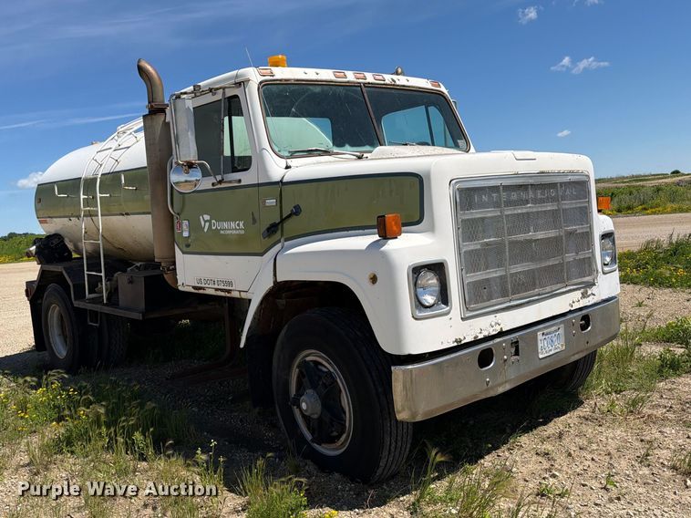 image for item FK0288 1982 International 2275 tank truck