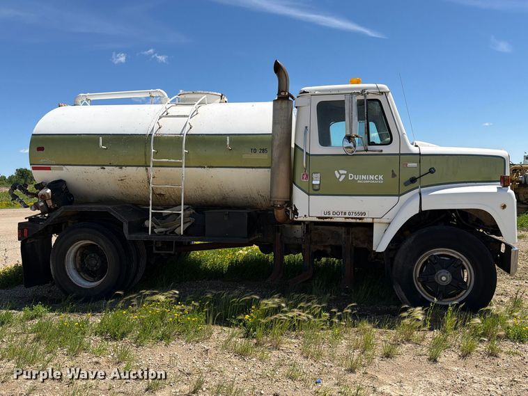image for item FK0288 1982 International 2275 tank truck
