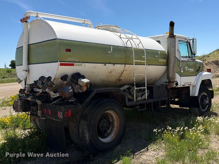 image for item FK0288 1982 International 2275 tank truck