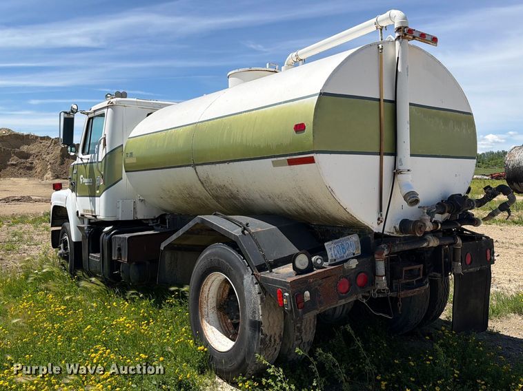 image for item FK0288 1982 International 2275 tank truck